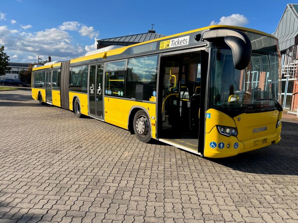 cania Citywide Linienbus gelb, Verkaufsangebot mit 52 Sitzplätzen und 101 Stehplätzen